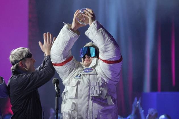 Entertainment Themen der Woche KW48 Bielefeld, NRW, Deutschland, 30.11.2023: Preisverleihung der Einslive Krone im Bielefelder Lokschuppen: Ski Aggu freut sich über eine der Auszeichnungen *** Bielefeld, NRW, Germany, 30 11 2023 Award ceremony of the Einslive Krone in the Bielefeld Lokschuppen Ski Aggu is delighted to receive one of the awards Copyright: xdtsxNachrichtenagenturx dts_26995