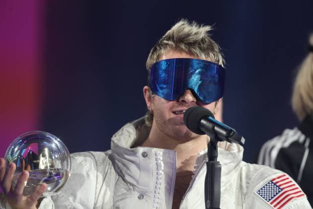 Bielefeld, NRW, Deutschland, 30.11.2023: Preisverleihung der Einslive Krone im Bielefelder Lokschuppen: Ski Aggu freut sich über eine der Auszeichnungen *** Bielefeld, NRW, Germany, 30 11 2023 Award ceremony of the Einslive Krone in the Bielefeld Lokschuppen Ski Aggu is delighted to receive one of the awards Copyright: xdtsxNachrichtenagenturx dts_26997