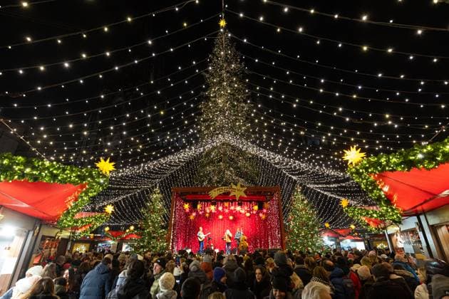 Christmas concert under the canopy of lights The Christmas market at Cologne Cathedral on Roncalliplatz is one of the most beautiful in Germany and is open from 23 November to 23 December Visitors will find over 130 festively decorated stalls with arts and crafts, gifts and food 30 11 2023 Cologne city center NRW Germany