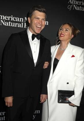 November 30, 2023, New York, New York, USA: COLIN JOST and SCARLETT JOHANSSON seen at the red carpet arrivals for 2023 American Museum of Natural HistoryÃ¢â‚¬â ¢s annual Ã¢â‚¬ËœThe Museum GalaÃ¢â‚¬â ¢ event. New York USA - ZUMAk03_ 20231130_zaf_k03_092 Copyright: xNancyxKaszermanx