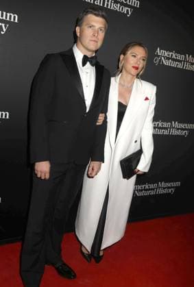 November 30, 2023, New York, New York, USA: COLIN JOST and SCARLETT JOHANSSON seen at the red carpet arrivals for 2023 American Museum of Natural HistoryÃ¢â‚¬â ¢s annual Ã¢â‚¬ËœThe Museum GalaÃ¢â‚¬â ¢ event. New York USA - ZUMAk03_ 20231130_zaf_k03_096 Copyright: xNancyxKaszermanx