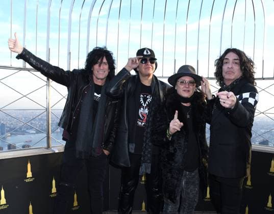 Entertainment Themen der Woche KW48 Entertainment Bilder des Tages November 30, 2023, New York, New York, USA: Tommy Thayer, Gene Simmons, Eric Singer, and Paul Stanley of legendary Rock N Roll band Kiss at ceremonial lighting of the Empire State Building in honor of their final shows at Empire State Building in New York. New York USA - ZUMAp281 20231130_zea_p281_038 Copyright: xPhotoxImagexPressx