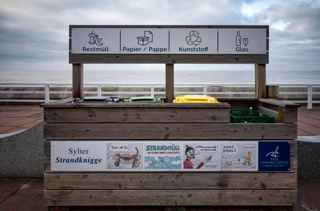  Müllmanagement, Mülltrennung mit Anleitung, Piktogramme, Promenade, Westerland, Nordseeinsel Sylt, Nordfriesland, Schleswig-Holstein, Deutschland, Europa *** Waste management, Waste separation with Instructions, Pictograms, Promenade, Westerland, North Sea island Sylt, North Friesland, Schleswig Holstein, Germany, Europe Copyright: imageBROKER/MichaelxWeber iblimw09913271.jpg