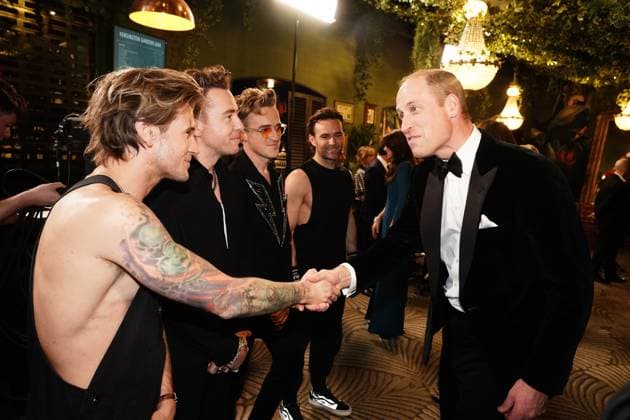 . 30 11 2023. London, United Kingdom. Prince William meeting members of pop group McFly at the Royal Variety Performance in London.  xi-Imagesx xPoolx IIM-24850-0037
