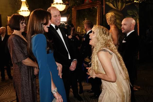 . 30 11 2023. London, United Kingdom. Prince William and Kate Middleton meeting Paloma Faith at the Royal Variety Performance in London.  xi-Imagesx xPoolx IIM-24850-0038