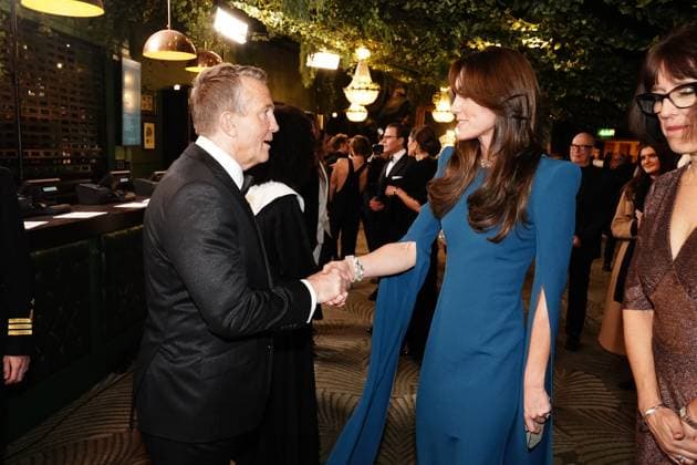 . 30 11 2023. London, United Kingdom. Kate Middleton meeting TV presenter Bradley Walsh at the Royal Variety Performance in London.  xi-Imagesx xPoolx IIM-24850-0040