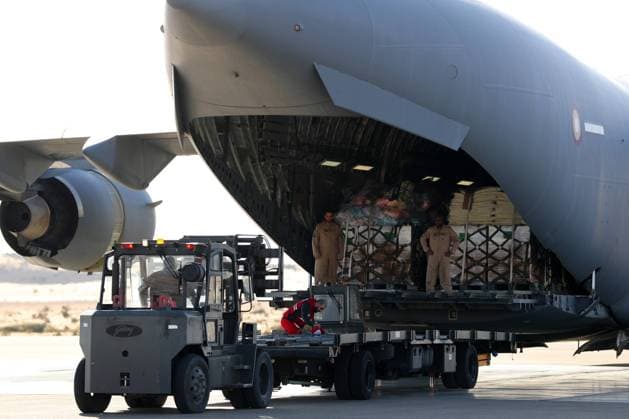 Nahostkonflikt, Hilfsgüter für Gaza treffen auf der Sinai-Halbinsel ein (231201) -- NORTH SINAI PROVINCE, Dec. 1, 2023 -- A Qatar Emiri Air Force plane carrying humanitarian aid to Gaza Strip waits to be unloaded at Al-Arish Airport in North Sinai Province, Egypt, Nov. 30, 2023. Egypt s State Information Service (SIS) Chairman Diaa Rashwan said on Wednesday that 239 planes carrying humanitarian aid to the war-torn Gaza Strip had landed in Egypt s Al-Arish Airport since Oct. 21. ) EGYPT-AL-ARISH-AIRPORT-GAZA-HUMANITARIAN AID SuixXiankai 