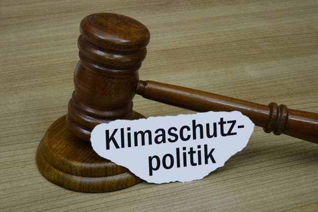 Richterhammer und Klimaschutzpolitik Richterhammer und Klimaschutzpolitik, 01.12.2023, Borkwalde, Brandenburg, Neben einem Richterhammer liegt der Schriftzug Klimaschutzpolitik. *** Judges gavel and climate protection policy Judges gavel and climate protection policy, 01 12 2023, Borkwalde, Brandenburg, Next to a judges gavel is the lettering climate protection policy
