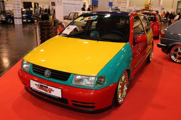 VW Polo Harlekin (Baureihe 6N), 41. Classic & Prestige Salon S.I.H.A. im Rahmen der 55. Essen Motor Show 2023 (02.-10.12.2023, Pressetag 01.12.2023), Auto, Automobilmesse, Ausstellung für sportliche Autos Tuning Motorsport und Oldtimer, Messe Essen, Essen (D). *** VW Polo Harlequin model series 6N , 41 Classic Prestige Salon S I H A as part of the 55 Essen Motor Show 2023 02 10 12 2023, press day 01 12 2023 , car, automobile fair, exhibition for sporty cars tuning motorsport and classic cars, Messe Essen, Essen D