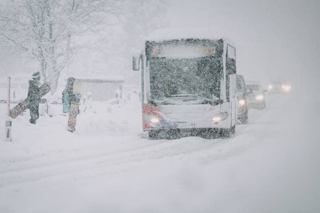 News Themen der Woche KW48 News Bilder des Tages Kaprun 02.12.2023, Kaprun, AUT, starke Schneefälle im Salzburger Land, im Bild winterliche Fahrbahnverhältnisse auf den Strassen Heavy snowfall in Salzburger Land. Snowy road conditions on the roads. Kaprun, Austria on 2023 12 02. Expa *** Kaprun 02 12 2023, Kaprun, AUT, heavy snowfall in Salzburger Land, in the picture wintry road conditions on the roads Heavy snowfall in Salzburger Land Snowy road conditions on the roads Kaprun, Austria on 2023 12 02 Expa  EP_obh