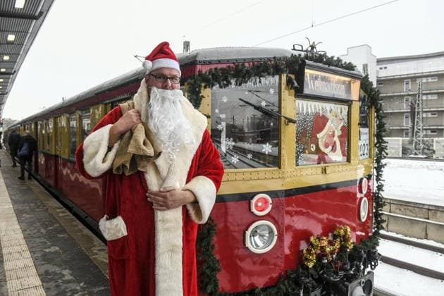 News Themen der Woche KW48 News Bilder des Tages Weihnachtszug *** NUR FÜR REDAKTIONELLE ZWECKE *** EDITORIAL USE ONLY ***<p>Am 2. Dezember 2023 ist in Berlin Charlottenburg der Weihnachtszug der S Bahn eingefahren. Deutschland Berlin Berlin Copyright: SergejxGlanze *** Christmas train FOR EDITORIAL PURPOSES ONLY EDITORIAL USE ONLY p The S Bahn Christmas train arrived in Berlin Charlottenburg on December 2, 2023 Germany Berlin Berlin Copyright SergejxGlanze Copyright: SergejxGlanze doc7t31nsbyxsy17k3wybs4 ,EDITORIAL USE ONLY