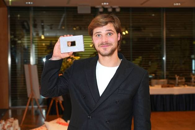 Award winner Henning Fluesloh at the Daffne Award Ceremony of the German Academy for Television on 2 12 2023 in Berlin Daffne Award Ceremony 2023 in Berlin
