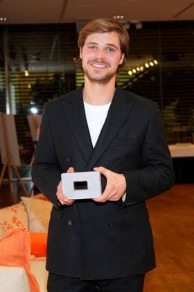 Award winner Henning Fluesloh at the Daffne Award Ceremony of the German Academy for Television on 2 12 2023 in Berlin Daffne Award Ceremony 2023 in Berlin