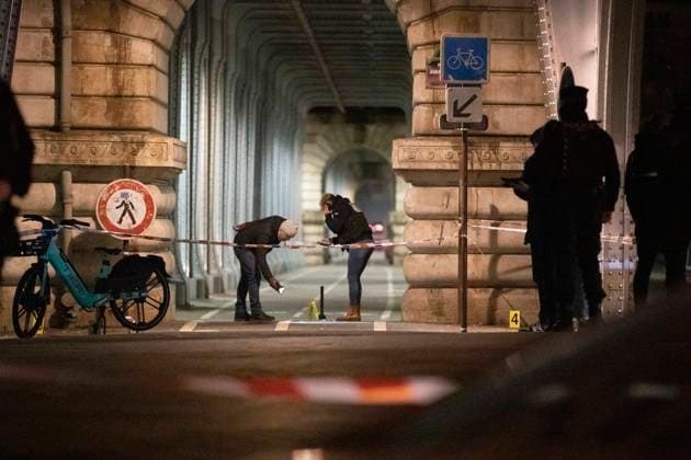 News Themen der Woche KW48 News Bilder des Tages One Dead, Two Injured After Man Attacks Tourists Near Eiffel Tower - Paris Members of the judicial identity police at the scene of the terrorist knife attack near the Bir Hakeim bridge and Quai de Grenelle, where one person of German origin is reported dead and two injured. Armand R., who is believed to have carried out the attack, was known to French intelligence services. The suspect reportedly shouted Allah akbar before being arrested. Paris, December 3, 2023. Photos by JÃ rÃ my Paoloni ABACAPRESS.COM Paris France  Copyright: xPaolonixJeremy ABACAx