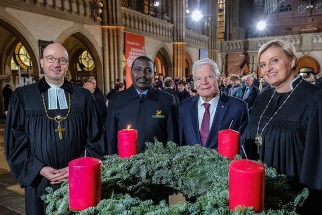 News Themen der Woche KW48 News Bilder des Tages Brot fuer die Welt eroeffnet seine bundesweite Spendenaktion am 1. Advent (3. Dezember 2023) in Leipzig. Unter dem Motto Wandel saeen startet die 65. Aktion mit einem Gottesdienst in der Peterskirche. Im Foto vom 03.12.2023: Tobias Bilz, Landesbischof der Ev.-Luth. Landeskirche Sachsens, Peter Nyorsok, Direktor Anglican Development Services North Rift Region Kenia, Joachim Gauck, Bundespraesident a.D. und Dagmar Pruin, Praesidentin Brot fuer die Welt stehen um den Adventskranz. (Siehe epd-Meldung vom 03.12.2023) EDITORIAL USE ONLY *** Bread for the World opens its nationwide fundraising campaign on 1 Advent December 3, 2023 in Leipzig Under the motto Seeding Change , the 65 campaign starts with a service in St. Peters Church In the photo Copyright: epd-bild JensxSchulze FUHA3781