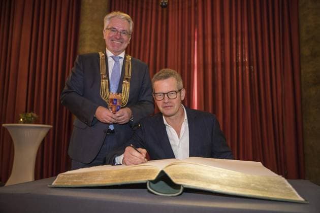 <p>Ruhrpreisträger Matthias Meyer trägt sich am Sonntag, 3.12.2023 im Beisein von OB Marc BUchholz in das Goldene Buch der Stadt ein. D NRW Mülheim Copyright: OliverxMüller