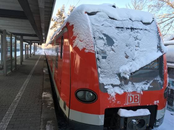 News Themen der Woche KW48 News Bilder des Tages Ein eingeschneite, zum Stillstand gebrachte S-Bahn, Lok, Zug, am Bahnhof Vaterstetten, Kreis Ebersberg, Muenchen, Bayern, Oberbayern, Suedbayern, Schneefall, , Deutsche Bahn, S-Bahn Muenchen ist im Aussenbereich teilweise eingestellt, Witterungsbedingt, wegen massiven Schneefalls, wurde der Zugverkehr auf allen Linien der S-Bahn Muenchen im Aussenbereich bis auf weiteres teilweise eingestellt, Bahn, S-Bahn-Anschluss Wintereinbruch, Schneefall, Verkehr, Bahnhof Vaterstetten, Winter-Chaos, Gleise, Schnee, Wetterbild, Winter-Chaos, FOTO: Mladen Lackovic LakoPress *** A snowed-in, stopped S Bahn, locomotive, train, at Vaterstetten station, Ebersberg district, Munich, Bavaria, Upper Bavaria, Southern Bavaria, snowfall, , Deutsche Bahn, S Ba