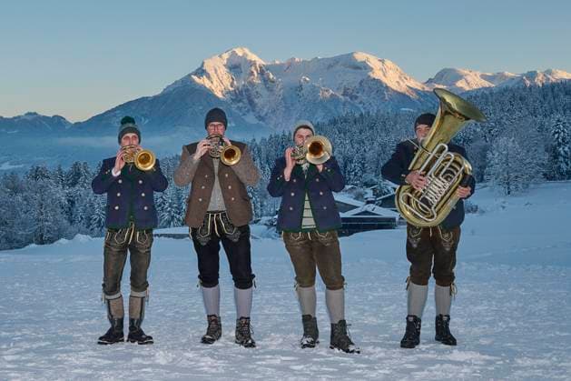 Entertainment Themen der Woche KW48 Entertainment Bilder des Tages Bischofswiesen, Deutschland 03. Dezember 2023: Buttnmandl in Loipl - 03.12.2023 Im Bild: Alljaehrlich am ersten Advent begleiten in Stroh und Fell gehuellte Buttnmandl und Kramperl den Heiligen Nikolaus von Haus zu Haus beim Buttnmandl Laufen in Loipl bei Bischofswiesen. Die in langes Stroh eingebundenen Buttnmandl und in Fell gekleideten Kramperl tragen nach uralter Tradition furchteinfloeßende Holz- oder Fellmasken, schwere Kuhglocken und eine Rute, die so mancher mit einem Schlag um die Beine zu spüren bekommt. Der Nikolaus trägt die festliche Kleidung eines Bischofs und wird in Bischofswiesen vom Nikoloweibl , einem in Maedchentracht gekleideten Buben begleitet. Man versammelte sich zum Gebet: zwei Â»Vater unserÂ«, ein Â»GegrueÃ Copyright: xFotostandx xWassmuthx