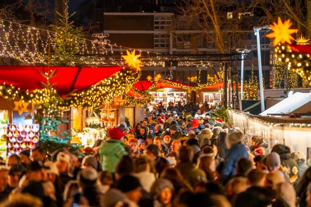 Weihnachtsmarkt auf dem Roncalli Platz am Dom, in der Innenstadt von Köln, Verkaufsoffener Sonntag in der Kölner Innenstadt, 1. Adventswochenende, NRW, Deutschland Weihnachtsmarkt Köln *** Christmas market at Roncalli Platz am Dom, in the city center of Cologne, Sunday shopping in the city center of Cologne, 1 Advent weekend, NRW, Germany Christmas market Cologne