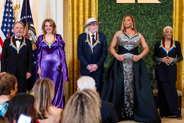 Bilder des Jahres 2023, Entertainment 12 Dezember US President Joe Biden hosts Kennedy Center Honorees at White House Actor and comedian Billy Crystal (L), soprano Renee Fleming (C-L), British singer-songwriter Barry Gibb (C), singer and actress Queen Latifah (C-R), and singer Dionne Warwick (R) stand in the East Room where US President Joe Biden hosted the 2023 Kennedy Center Honorees in the White House in Washington, DC, USA, 03 December 2023. WASHINGTON DC United States  Copyright: xPool ABACAx