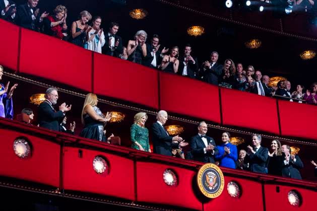 Entertainment Themen der Woche KW48 Entertainment Bilder des Tages US President Joe Biden attends Kennedy Center Honors in DC US President Joe Biden (C) and First Lady Dr. Jill Biden (C-L) attend the 2023 Kennedy Center Honors at the Kennedy Center in Washington, DC, USA, 03 December 2023. Recipients of the 46th Kennedy Center Honors for lifetime artistic achievement include actor and comedian Billy Crystal, soprano Renee Fleming, British singer-songwriter Barry Gibb, singer and actress Queen Latifah, and singer Dionne Warwick. WASHINGTON DC United States  Copyright: xPool ABACAx