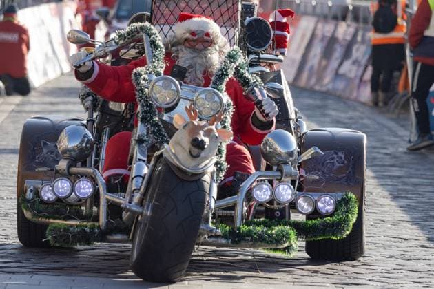 Entertainment Themen der Woche KW48 Entertainment Bilder des Tages (231204) -- BUDAPEST, Dec. 4, 2023 -- A man in Santa Claus costume drives a motor tricycle to lead the way during the Santa Run in downtown Budapest, Hungary on Dec. 3, 2023. About 2,000 people participated in the 8th Santa Run in Budapest on Sunday. (Photo by Xinhua) HUNGARY-BUDAPEST-SANTA RUN AttilaxVolgyi 