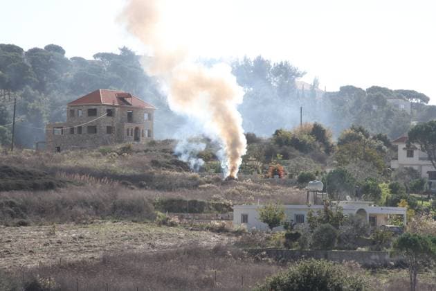 News Themen der Woche KW48 News Bilder des Tages (231204) -- RACHAYA AL FOUKHAR, Dec. 4, 2023 -- Smoke caused by Israeli bombing rises in Rachaya al-Foukhar, Lebanon, on Dec. 3, 2023. Tensions along the Lebanon-Israel border escalated after Hezbollah fired dozens of rockets toward Shebaa Farms on Oct. 8 in support of the Hamas attacks on Israel the previous day, prompting the Israeli forces to respond by firing heavy artillery toward southeastern Lebanon. (Photo by Xinhua) LEBANON-ISRAEL-BORDER-TENSION TaherxAbuxHamdan 