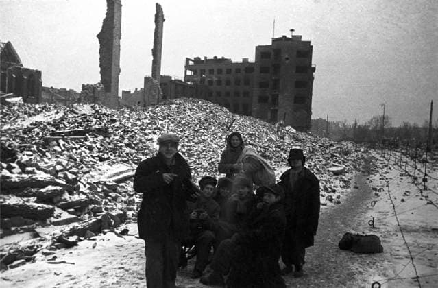 Great Patriotic War 5813873 25.01.1945 Great Patriotic War 1941-1945. The Vistula Oder Offensive. On January 17, 1945, the 1st Byelorussian Front jointly with the First Polish liberated Warsaw. Refugees go back to the city destroyed by the Germans. Loskutov Warsaw Poland  Copyright: xLoskutovx
