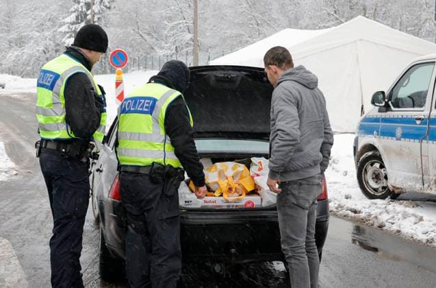 Grenzkontrolle_Advent 03.12.2023, Reitzenhain, Grenzübergang nach Tschechien,Grenzkontrollen auch am 1. Advent Minus sechs Grad auf Erzgebirgskamm bei Schneetreiben Wenngleich die meisten Leute an diesem Sonntag mit dem Anzünden des ersten Lichtleins die Adventszeit eingeläutet und den Tag geruhsam bei gutem Essen verbracht haben mögen, für viele Menschen war dieser Sonntag ein ganz normaler Arbeitstag, so wie für die Beamten der Bundespolizei am Grenzübergang zu Tschechien in Reitzenhain Stadt Marienberg, Erzgebirgskreis). Die stationären Grenzkontrollen bleiben auch im Dezember weiter bestehen. Bei Temperaturen um minus sechs Grad und Schneetreiben herrschte reger Personenverkehr auf der Bundesstraße 174. Kontrollen und etwa ei
