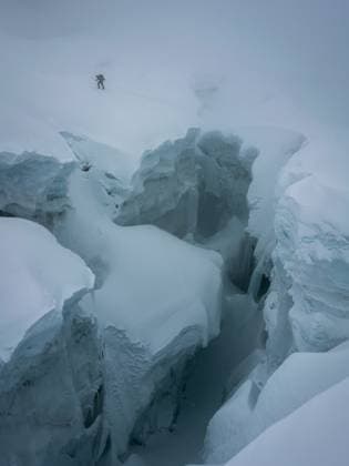 Creative Highlights Symbolbilder Man climbing in Andes Mountains beside crevasse Huaraz, Ancash, Peru CR_JABAFZ231126-228951-01 ,model released, Symbolfoto