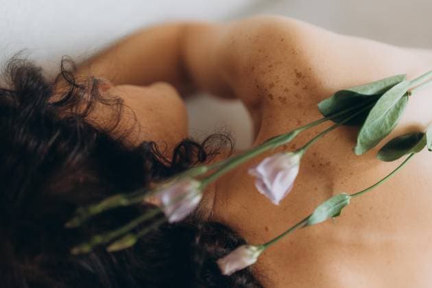Creative Highlights Symbolbilder Nude young woman with a flower on a light background, back Prague, Prague, Czechia CR_UJEL231201-1299777-01 ,model released, Symbolfoto