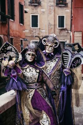 A couple dressed in carnival costumes during the Venice Carnival Venice, Veneto, Italy R_BBHQ231130-1298581-01 EDITORIAL USE ONLY