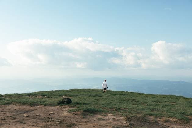 Creative Highlights Symbolbilder Man on the mountain play on the background of clouds Volovets , Zakarpattia Oblast, Ukraine R_ININ23120181-1299860-01 ,model released, Symbolfoto