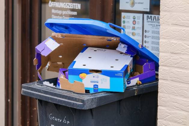 Düsseldorf 04.12.2023 Mülltonne Kunststoff Plastik Recycling Müll Abfall Wohlstandsmüll Wohlstandsgesellschaft Verpackung Verpackungsmüll Altpapier Papier Papiertonne blaue Tonne Abfallvermeidung Zero-Waste Müllgebühren Inflation Mietnebenkosten Düsseldorf Nordrhein-Westfalen Deutschland *** Düsseldorf 04 12 2023 waste garbage can plastic plastic recycling waste waste prosperity waste prosperity society packaging packaging waste waste paper paper garbage can blue garbage can waste prevention zero waste waste waste charges inflation ancillary rental costs Düsseldorf North Rhine-Westphalia Germany