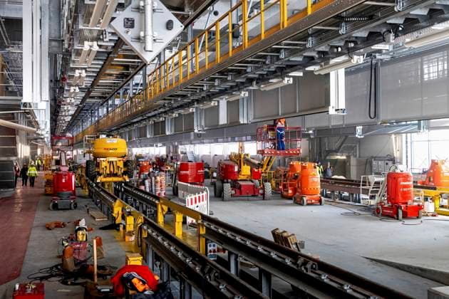 Innenausbau für die zweigleisigen Halle 2 des neuen DB ICE-Instandhaltungswerkes DEU Brandenburg Cottbus Â Eines der wichtigsten Projekte im Rahmen der Lausitzer Strukturstärkung ist das neue Instandhaltungswerk der Deutschen Bahn AG direkt am Cottbuser Hauptbahnhof, in dem künftig Fahrzeuge der neuen ICE-4-Flotte gewartet werden. Die erste Halle des Werkes soll nach einer Bauzeit von unter zwei Jahren bereits am 8. Januar 2024 in Betrieb gehen. Zunächst sind rund 400 Industrie- und Ausbildungsplätze vorgesehen. Im Endausbau 2026 sollen es 1.200 sein und das zwei Jahre früher als ursprünglich geplant. Insgesamt wird etwa eine Milliarde Euro investiert. Im Januar 2024 soll bereits der erste ICE in die zweigleisige Halle II nac