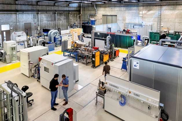 Leichtbauforschung an der BTU Cottbus DEU Brandenburg Cottbus Â Die Leichtbauforschung auf dem Gebiet der Faser-Kunststoff-Verbunde (FKV) ist an der Brandenburgischen Technischen Universität Cottbus Senftenberg (BTU) ein erfolgreicher Forschungsschwerpunkt. Entlang der produktorientierten Wertschöpfungskette beschäftigt sich das internationale und interdisziplinäre Team des Fachgebietes Polymerbasierter Leichtbau (PbL) um Prof. Dr.-Ing. Holger Seidlitz mit der branchenübergreifenden Entwicklung von energieeffizienten Leichtbaulösungen und zugehörigen Fertigungstechnologien. Dabei liegt der Fokus vor allem auf der Konstruktion und Simulation sowie auf der Herstellung und dem Test von funktionsintegrativen FKV-Bauweisen. ( **