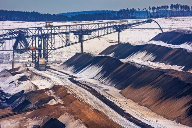 Ende für Kohleabbau am Tagebau Jänschwalde in Sicht DEU Brandenburg Peitz: Â +49171 6254657 Blick auf die Grube des Tagebaus Jänschwalde, mit der Förderbrücke F60. Die Kohleförderung des LEAG Tagebaus Jänschwalde wird am 22.12.2023 auslaufen. Ab dem 1. Januar 2024 werden nur noch Sicherungsmaßnahmen zur Aufrechterhaltung der geotechnischen Sicherzeit und zur Wiedernutzbarmachung durchgeführt, denn die regulären Betriebsgenehmigung für den Tagebau Jänschwalde läuft zum Jahresende ab. Derzeit sind dort rund 500 Mitarbeitende direkt tätig. Etwa 200 Mitarbeitende werden künftig für die Wiedernutzbarmachungsaufgaben eingesetzt werden. Mit dem Einstellen des Brücken- und Grubenbetriebs nach Fertigstellung des Flächenfilter
