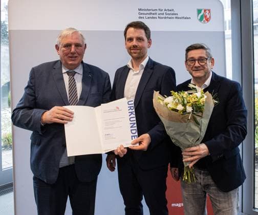 04.12.2023. Düsseldorf. NRW-Gesundheitsminister Karl-Josef Laumann überreicht den Gesundheitspreis Nordrhein-Westfalen. Das erste mit dem dritten Preis prämierte Projekt sit das Bochumer Projekt Pflegende sind vielfältig : Das Katholische Klinikum Bochum und das angehörige Bildungsinstitut für Berufe im Gesundheitswesen bieten dabei angehenden sowie examinierten Pflegekräften ein breit gefächertes soziales Beratungsangebot. Damit sollen Auszubildende auf dem Weg zu einem erfolgreichen Abschluss unterstützt werden. Gleichzeitig profitieren auch langjährige Beschäftigte von dem Hilfsangebot. Hier: NRW-Gesundheitsminister Karl-Josef Laumann, Vertreter des ausgezeichneten Projektes und Josef Neumann, MdL. Düsseldorf NRW-Ministerium für Arbe