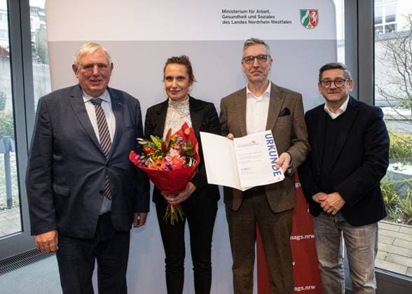 04.12.2023. Düsseldorf. NRW-Gesundheitsminister Karl-Josef Laumann überreicht den Gesundheitspreis Nordrhein-Westfalen. Der zweite Preis geht an das Bochumer Projekt 2steps2care . Mit dem Projekt verfolgen die Knappschaft Kliniken Bochum in Kooperation mit einer vietnamesischen Ausbildungsstelle das Ziel, Pflegepersonal aus Vietnam zu gewinnen. Bei dem Projekt werden die angehenden Pflegekräfte in Vietnam auf Basis des Rahmenlehrplans NRW ausgebildet, sodass ihre Ausbildung sowohl in Deutschland als auch in Vietnam anerkannt wird und sie an beiden Orten als Fachkräfte arbeiten können. Hier: NRW-Gesundheitsminister Karl-Josef Laumann, Vertreter in des ausgezeichneten Projektes und Josef Neumann, MdL. Düsseldorf NRW-Ministerium für Arbeit