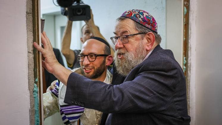 Einweihungsfeier für die neue Synagoge auf der Eisenbahnstraße 1. Befestigung der Mezuzah im Türrahmen v.l.: Rabbiner Akiva weingarten, Rabbiner Arthur Green. 16:9 Format. , Honorarfrei für Produkte von Sächsische.de und Sächsischer Zeitung *** Dedication ceremony for the new synagogue on Eisenbahnstraße 1 Fastening the mezuzah in the door frame f l Rabbi Akiva weingarten, Rabbi Arthur Green 16 9 Format , Royalty-free for products of Sächsische de and Sächsische Zeitung