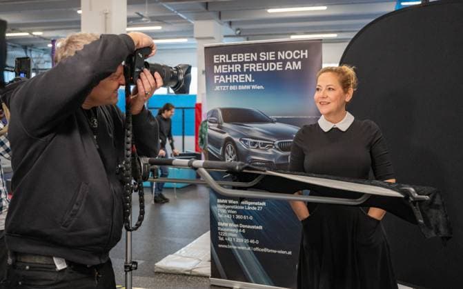 20231204 Fotoshooting mit Manfred Baumann fuer den DAC Kalender WIEN, OESTERREICH - 04. DEZEMBER: Starfotograf Manfred Baumann mit Schauspielerin und Kabarettistin Monica Rudle (Monica Weinzettl) waehrend des Fotogshootings fuer die 13. Auflage des Dancer Against Cancer - DAC Charity-Fotokalenders 2024-2025 mit Starfotograf Manfred Baumann in der Maxx Entertainment Trampolin Halle am 04. Dezember 2023 in Wien, Oesterreich. 231204_SEPA_17_056 Copyright: xIsabellexOuvrardx SEPAxMedia
