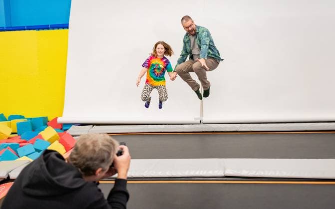 20231204 Fotoshooting mit Manfred Baumann fuer den DAC Kalender WIEN, OESTERREICH - 04. DEZEMBER: Starfotograf Manfred Baumann mit Schauspieler und Kabarettist Gerold Rudle waehrend des Fotogshootings fuer die 13. Auflage des Dancer Against Cancer - DAC Charity-Fotokalenders 2024-2025 mit Starfotograf Manfred Baumann in der Maxx Entertainment Trampolin Halle am 04. Dezember 2023 in Wien, Oesterreich. 231204_SEPA_17_061 Copyright: xIsabellexOuvrardx SEPAxMedia