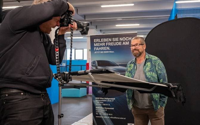 20231204 Fotoshooting mit Manfred Baumann fuer den DAC Kalender WIEN, OESTERREICH - 04. DEZEMBER: Starfotograf Manfred Baumann mit Schauspieler und Kabarettist Gerold Rudle waehrend des Fotogshootings fuer die 13. Auflage des Dancer Against Cancer - DAC Charity-Fotokalenders 2024-2025 mit Starfotograf Manfred Baumann in der Maxx Entertainment Trampolin Halle am 04. Dezember 2023 in Wien, Oesterreich. 231204_SEPA_17_069 Copyright: xIsabellexOuvrardx SEPAxMedia