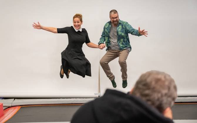 20231204 Fotoshooting mit Manfred Baumann fuer den DAC Kalender WIEN, OESTERREICH - 04. DEZEMBER: Starfotograf Manfred Baumann mit Schauspieler und Kabarettisten Gerold und Monica Rudle (Monica Weinzettl) waehrend des Fotogshootings fuer die 13. Auflage des Dancer Against Cancer - DAC Charity-Fotokalenders 2024-2025 mit Starfotograf Manfred Baumann in der Maxx Entertainment Trampolin Halle am 04. Dezember 2023 in Wien, Oesterreich. 231204_SEPA_17_074 Copyright: xIsabellexOuvrardx SEPAxMedia