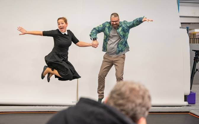 20231204 Fotoshooting mit Manfred Baumann fuer den DAC Kalender WIEN, OESTERREICH - 04. DEZEMBER: Starfotograf Manfred Baumann mit Schauspieler und Kabarettisten Gerold und Monica Rudle (Monica Weinzettl) waehrend des Fotogshootings fuer die 13. Auflage des Dancer Against Cancer - DAC Charity-Fotokalenders 2024-2025 mit Starfotograf Manfred Baumann in der Maxx Entertainment Trampolin Halle am 04. Dezember 2023 in Wien, Oesterreich. 231204_SEPA_17_076 Copyright: xIsabellexOuvrardx SEPAxMedia