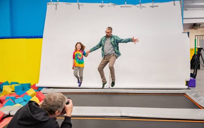20231204 Fotoshooting mit Manfred Baumann fuer den DAC Kalender WIEN, OESTERREICH - 04. DEZEMBER: Starfotograf Manfred Baumann mit Schauspieler und Kabarettist Gerold Rudle waehrend des Fotogshootings fuer die 13. Auflage des Dancer Against Cancer - DAC Charity-Fotokalenders 2024-2025 mit Starfotograf Manfred Baumann in der Maxx Entertainment Trampolin Halle am 04. Dezember 2023 in Wien, Oesterreich. 231204_SEPA_17_062 Copyright: xIsabellexOuvrardx SEPAxMedia