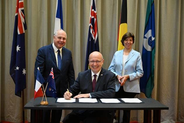 News Themen der Woche KW49 News Bilder des Tages AUSTRALIA FRANCE CLIMATE CHANGE PARTNERSHIP, (L-R) Victorian Treasurer Tim Pallas, Ambassador of France to Australia, Jean-Pierre Thebault and French Minister for Europe and Foreign Affairs Catherine Colonna pose for photographs after agreement documents were signed during a partnership announcement at the French-Australian Centre for Energy Transition at Swinburne University of Technology, Melbourne, Tuesday, December 5, 2023. ( NO ARCHIVING, EDITORIAL USE ONLY, NO USE IN BOOKS WITHOUT CONSENT MELBOURNE VICTORIA AUSTRALIA  Copyright: xJAMESxROSSx 20231205001873790942