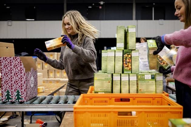 ROTTERDAM - Volunteers pack Christmas packages at a packing location in Rotterdam Ahoy. The packages, containing something extra for the holidays, are distributed among families who depend on the food banks. ANP ROBIN VAN LONKHUIJSEN netherlands out - belgium out  Copyright: xx x485507054x originalFilename: 485507054.jpg