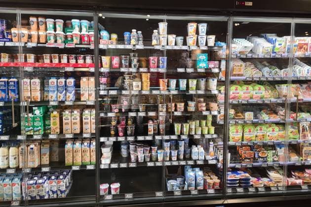 Ransbach-Baumbach Themenfoto: Konsum, Versorgung, Nahrungsmittel, Supermarkt, Einkauf, Lebensmittel, 04.12.2023 Angebot mit Milch und Milchprodukten in einem EDEKA-Supermarkt Themenfoto: Konsum, Versorgung, Nahrungsmittel, Supermarkt, Einkauf, Lebensmittel, 04.12.2023 *** Ransbach Baumbach Theme photo consumption, supply, food, supermarket, shopping, groceries, 04 12 2023 Offer with milk and dairy products in an EDEKA supermarket Theme photo consumption, supply, food, supermarket, shopping, groceries, 04 12 2023 Copyright: xAugstx xEibner-Pressefotox EP_jat