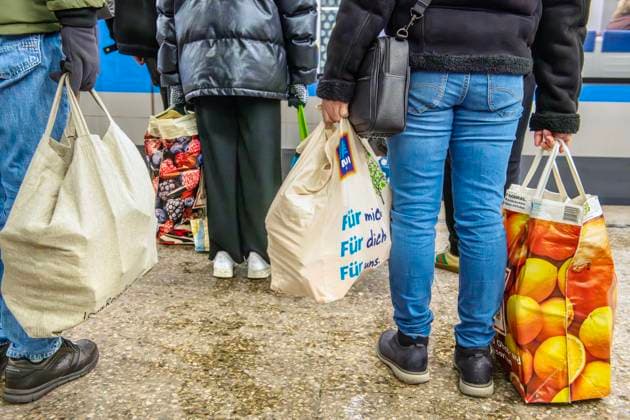 Vorräte einkaufen, Kunden tragen Tüten mit Lebensmitteln heim, Schneechaos, München, 4. Dezember 2023 Deutschland, München, 4. Dezember 2023, Vorräte an Lebensmitteln einkaufen, Passanten mit vollen Einkaufstüten, Wintereinbruch, München versinkt im Schnee, Symbolfoto Notvorräte anlegen, Winter, Schneechaos, 2023, Bayern, *** Shopping for supplies, customers carry bags of groceries home, snow chaos, Munich, December 4, 2023 Germany, Munich, December 4, 2023, shopping for groceries, passers-by with full shopping bags, onset of winter, Munich drowning in snow, symbolic photo stockpiling emergency supplies, winter, snow chaos, 2023, Bavaria,